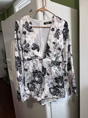 MISSGUIDED White Black Floral Plunge Long-Sleeve Bodysuit
